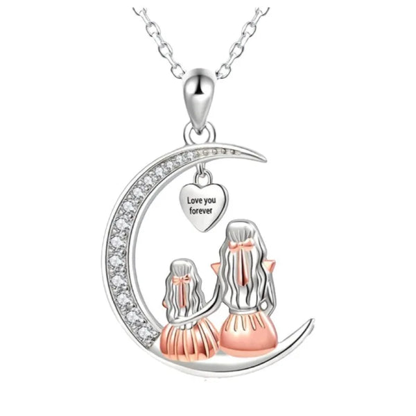 Collier pendentif lune argentée avec deux figures représentant une mère et une fille