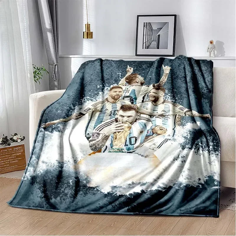 Dunkelblaue Flanelldecke mit Collage von Fußballspielern in Trikots und verschneiten Szenen.