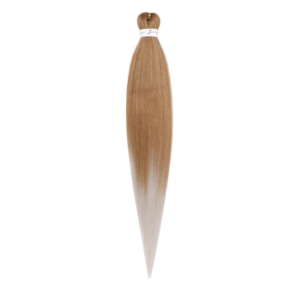 Ein Bündel vorgespannter Ombré-Flechtfrisuren-Extensions in goldbrauner Farbe.