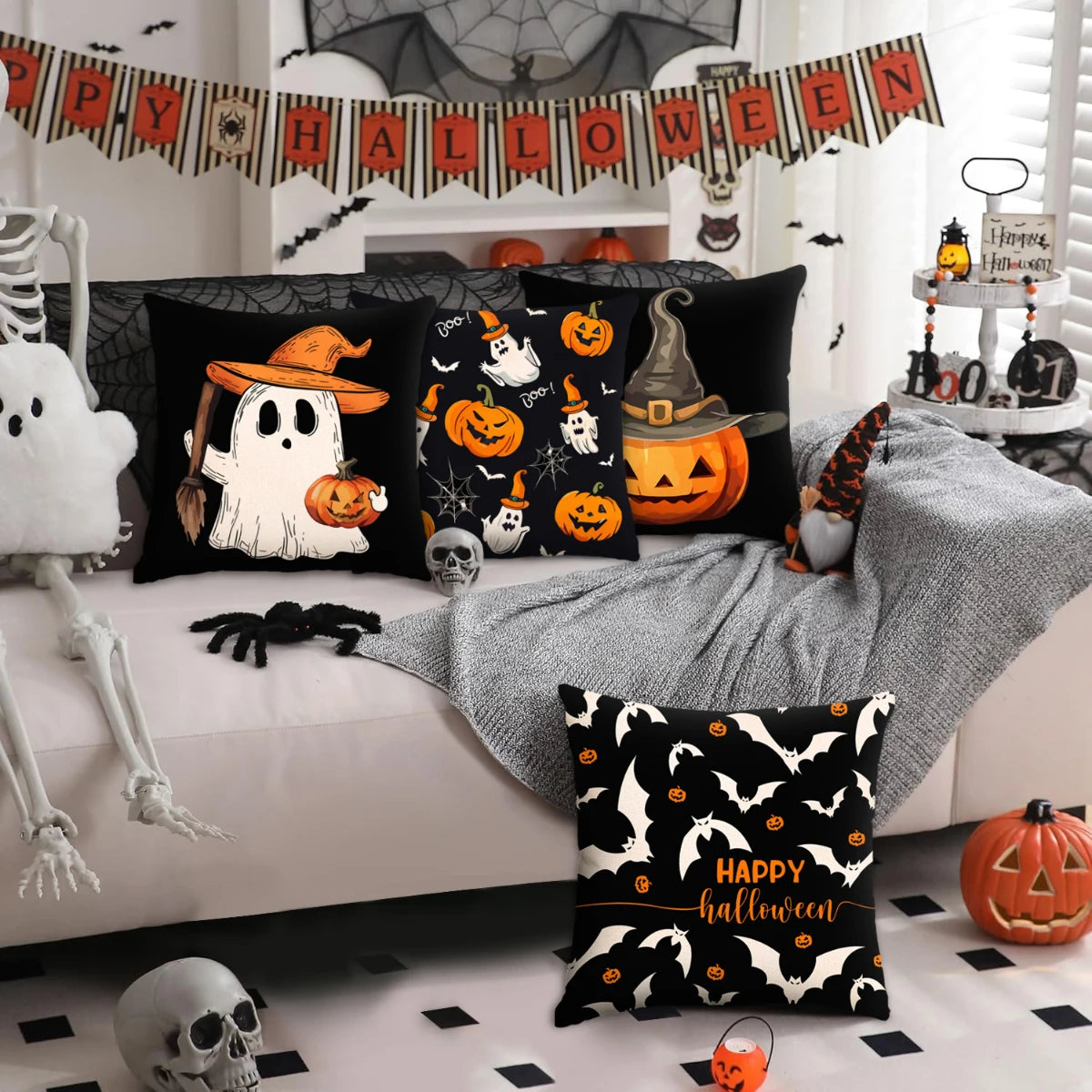 Un juego de fundas decorativas temáticas de Halloween en negro y naranja exhibidas en un sofá con decoraciones estacionales.