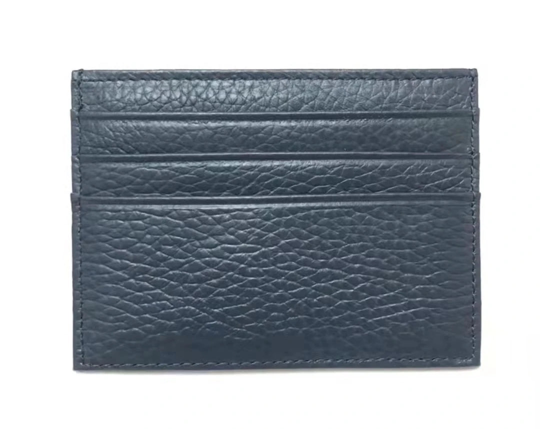 Porta tarjetas de cuero genuino gris oscuro y delgado con costuras horizontales.