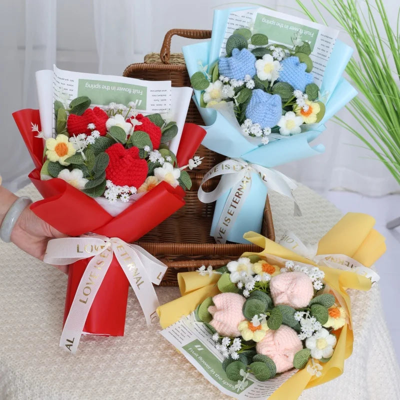 Ein Strauß handgefertigter Häkel-Sonnenblumen und weißer Blumen in verschiedenen Grüntönen, Gelb und Blau.