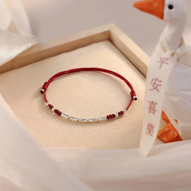 Bracelet en Fil Rouge Façonné à la Main