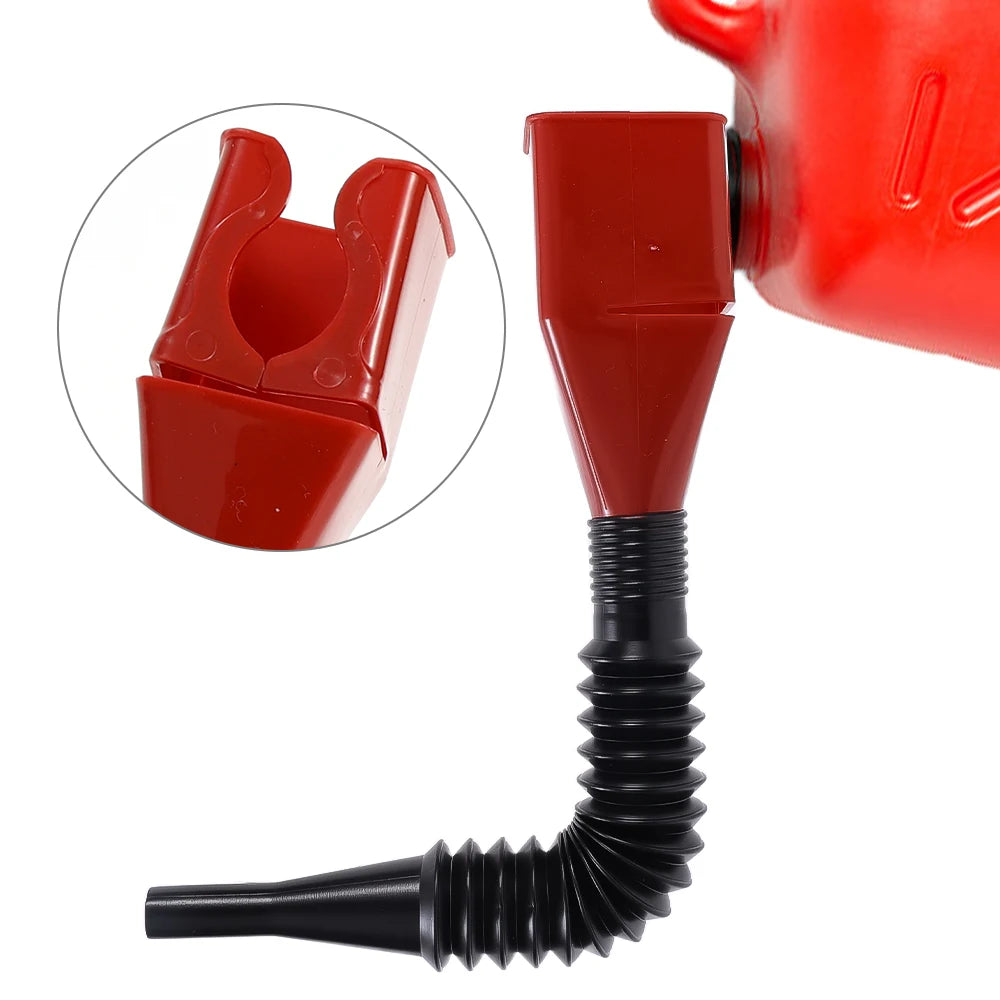 Une voiture rouge et un entonnoir de transfert d'huile moteur avec un tube flexible noir, montré à côté d'un détail inséré.