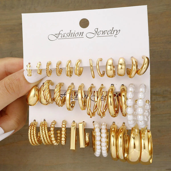 Goldene und Perlenohrringe für Mode-Schmuck.