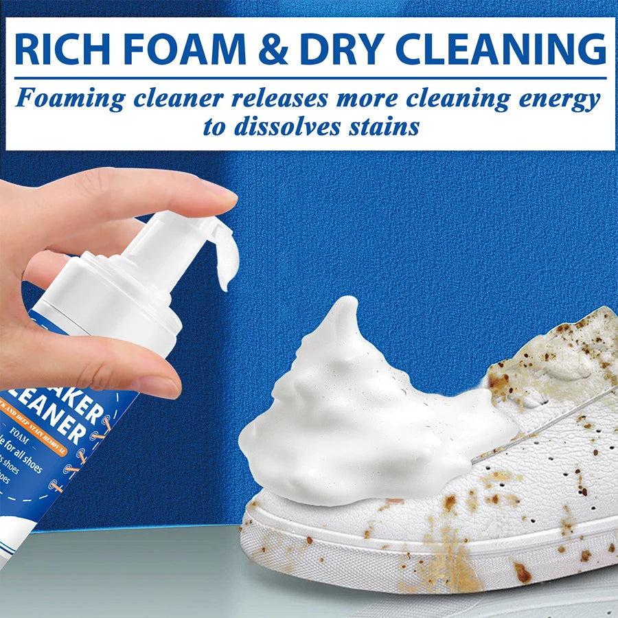 Una mano está aplicando limpiador de espuma blanca en una zapatilla blanca para quitar manchas.
