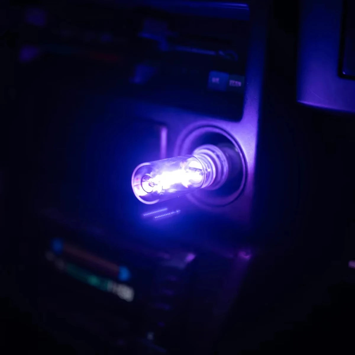 Nahaufnahme einer USB-berührungsgesteuerten LED-Glühfaden-Nachtleuchte, die hell gegen einen dunklen Hintergrund leuchtet.