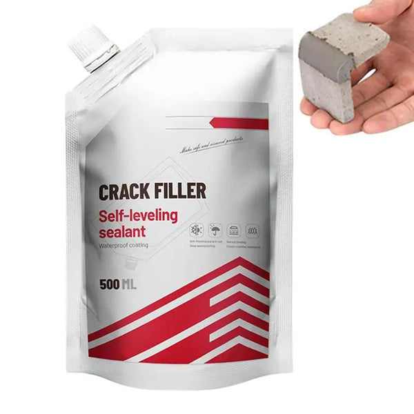 Una bolsa blanca de sellador de relleno autnivelante con diseño rojo y gris, junto a un trozo de concreto.