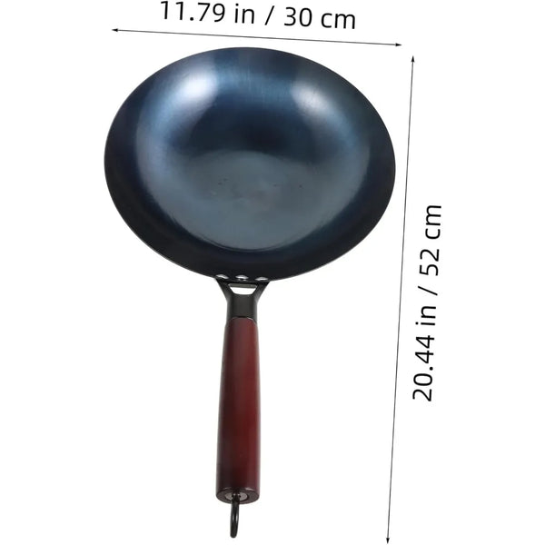 Sartén wok tradicional de hierro fundido negro con mango de madera contra fondo blanco.