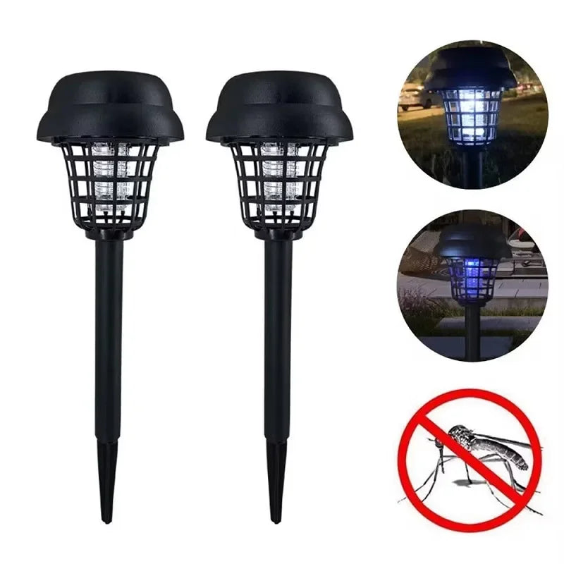 Lampe à insectes solaire noire avec ampoule et poteau de montage.