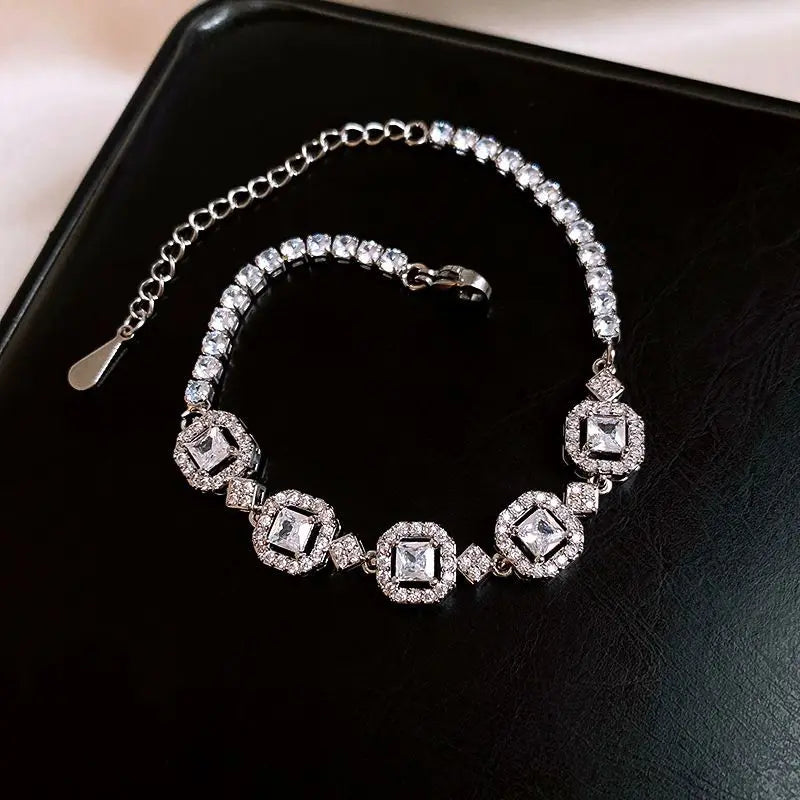 Rhinestone Round Clasp Bracelet
