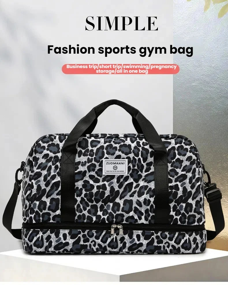 Schwarze und weiße Leopardenmuster-Sporttasche mit Henkel auf weißer Oberfläche.