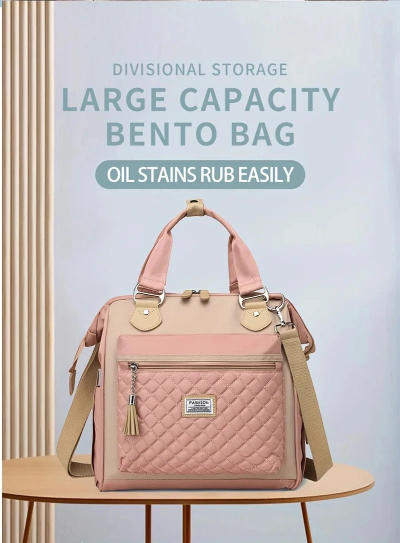 Rosa geteilte Bento-Tasche mit gesteppter Textur und braunen Trägern auf einer Holzoberfläche