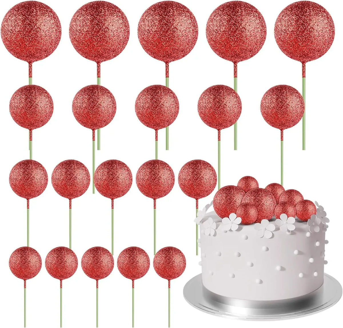 Eine Sammlung von 20 roten Glitzer-Ball-Kektoppern auf goldenen Stäbchen neben einem weiß glasierenen Kuchen.