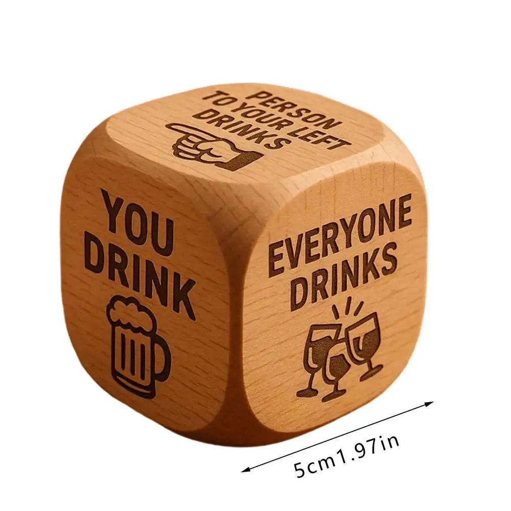 Un dé en bois avec une inscription indiquant de verser les boissons à gauche et que tout le monde boit.