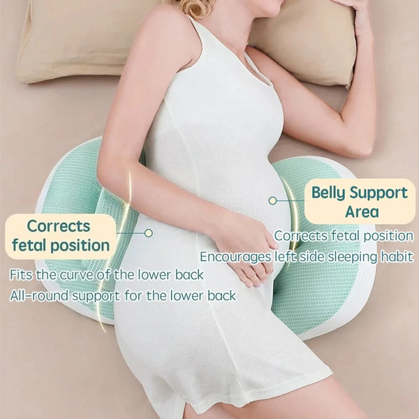 Una mujer embarazada usa una almohada ergonómica para dormir que ofrece soporte al vientre y posición fetal.