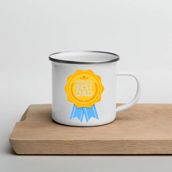 Una taza de café blanca con un sello de premio amarillo que dice 'Mejor Papá del Mundo' y cintas azules.
