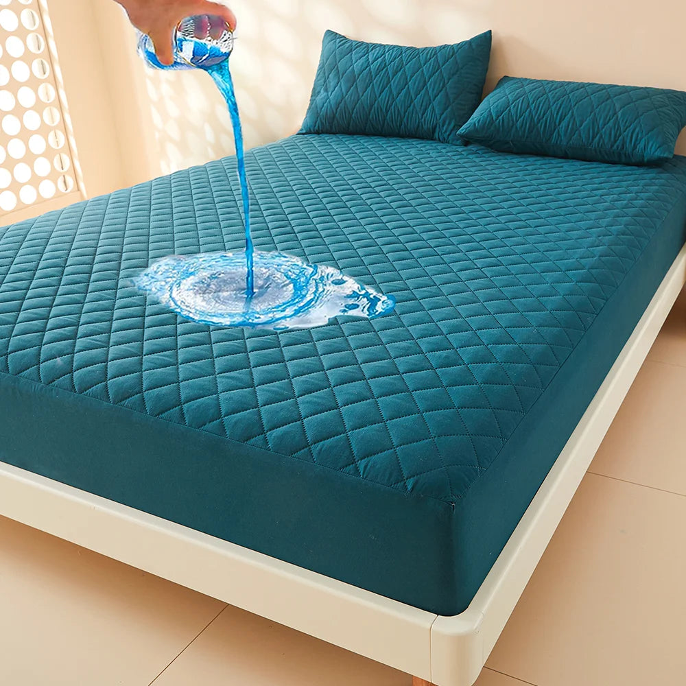 Eine Hand tropft Wasser auf eine türkisfarbene gesteppte Matratzenschoner, die seine wasserdichte Funktion zeigt.