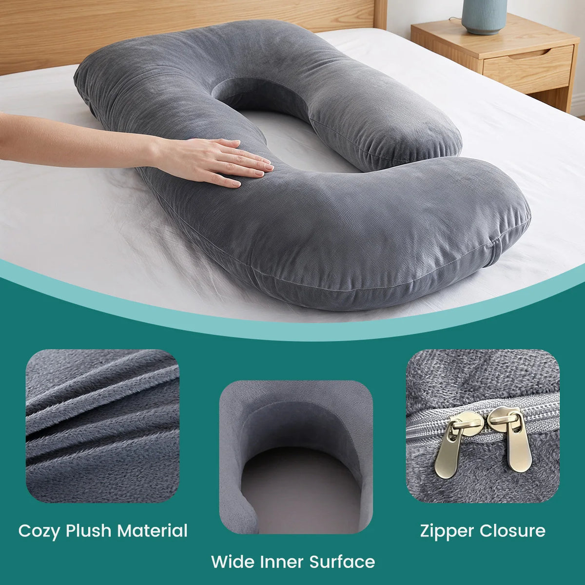 Oreiller de grossesse gris en forme de G, montré sur un lit blanc, mettant en valeur son matériau moelleux et sa fermeture éc