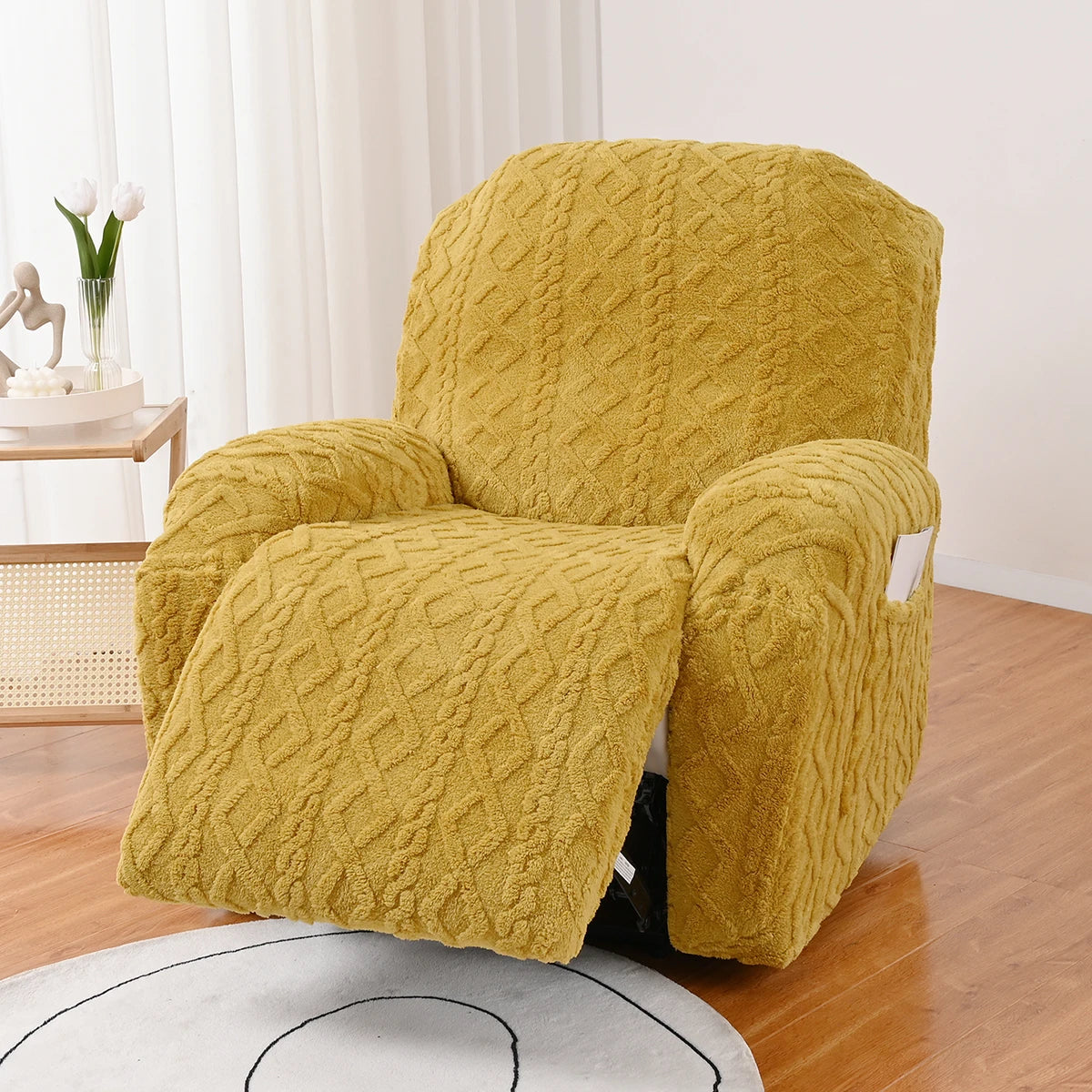 Housse de canapé jacquard jaune moutarde décorative sur un plancher en bois.