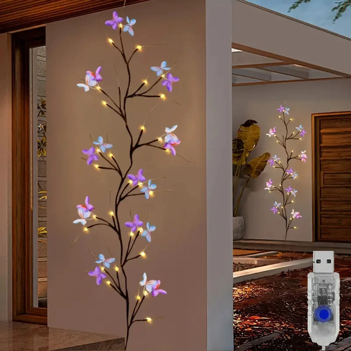 Guirlande lumineuse verticale avec une vigne noire et des accents papillons violets et bleus sur un mur.
