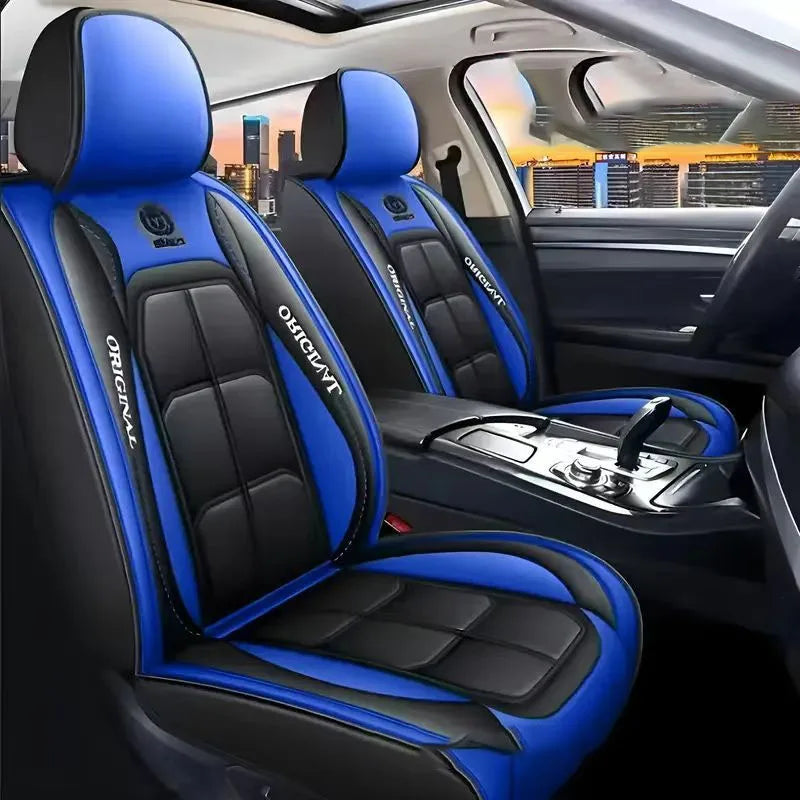 Nahaufnahme eines blau-schwarzen Ledersitzes mit individuellen Überzügen im Fahrzeuginnenraum.