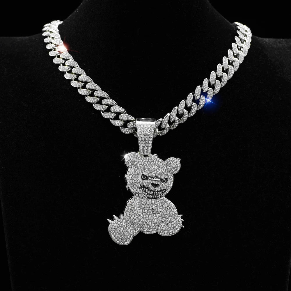 Collier Cuban link argenté avec pendentif ours, sur fond noir.