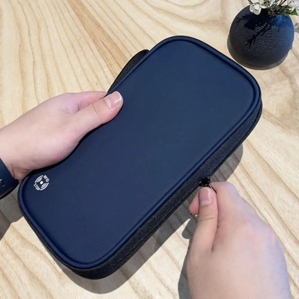 Dunkelblaue wasserdichte RFID-blockierende Reisepass- und Ausweiswallet, gehalten von einer Hand auf einer Holzoberfläche.