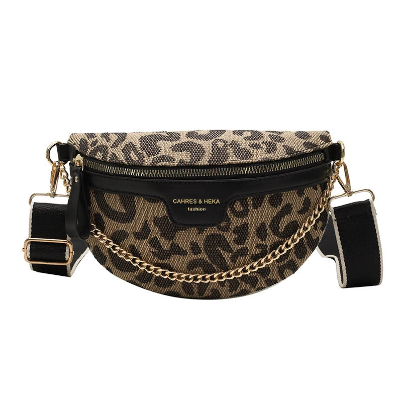 Schwarze Leopardenmuster-Crossbody-Tasche mit goldfarbenen Hardware und schwarzem Riemen.