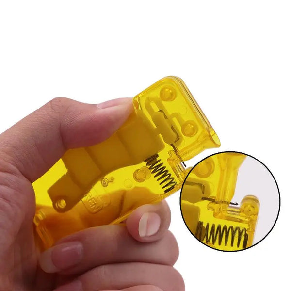 Una mano sostiene una aguja automática amarilla para coser a mano.