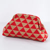 Pochette en crochet rouge et beige à motifs, vue de profil.