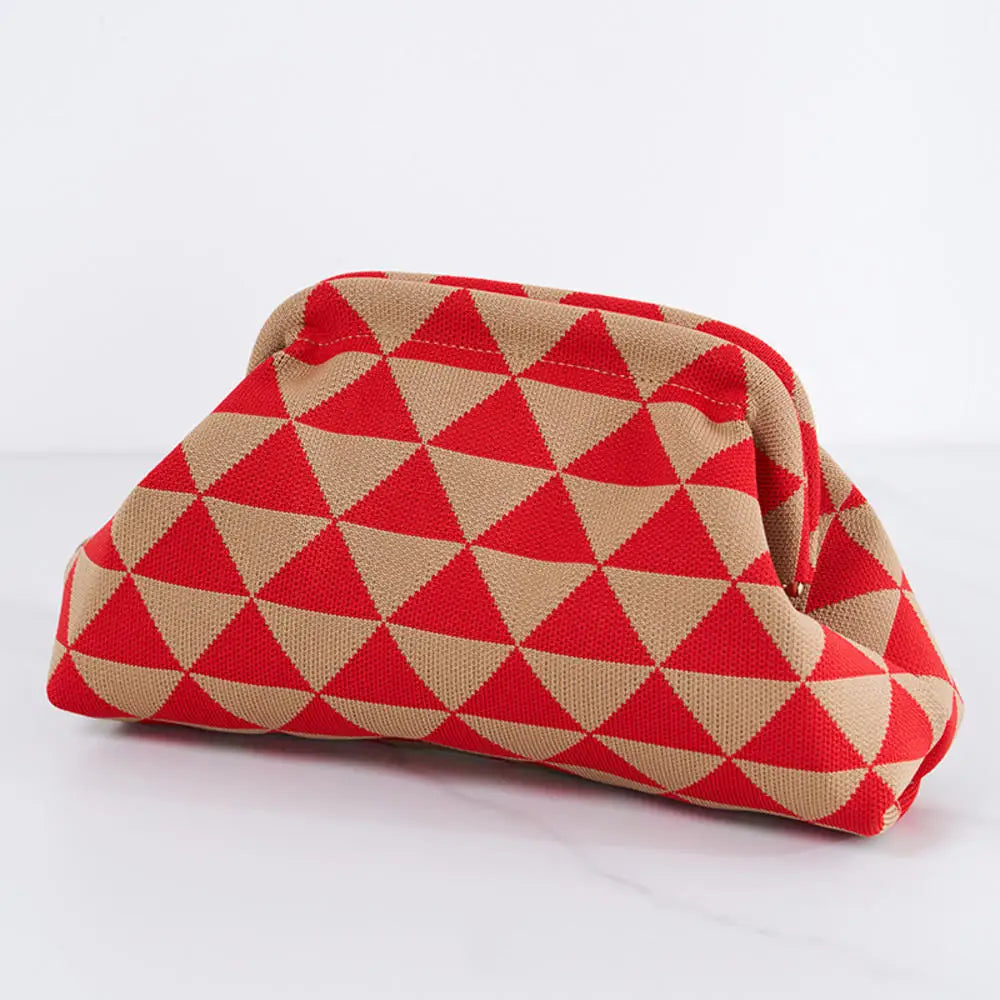 Pochette en crochet rouge et beige à motifs, vue de profil.