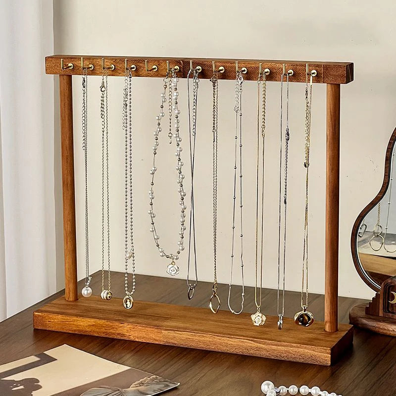 Organisateur de bijoux en bois solide avec crochets pour colliers argentés et dorés.