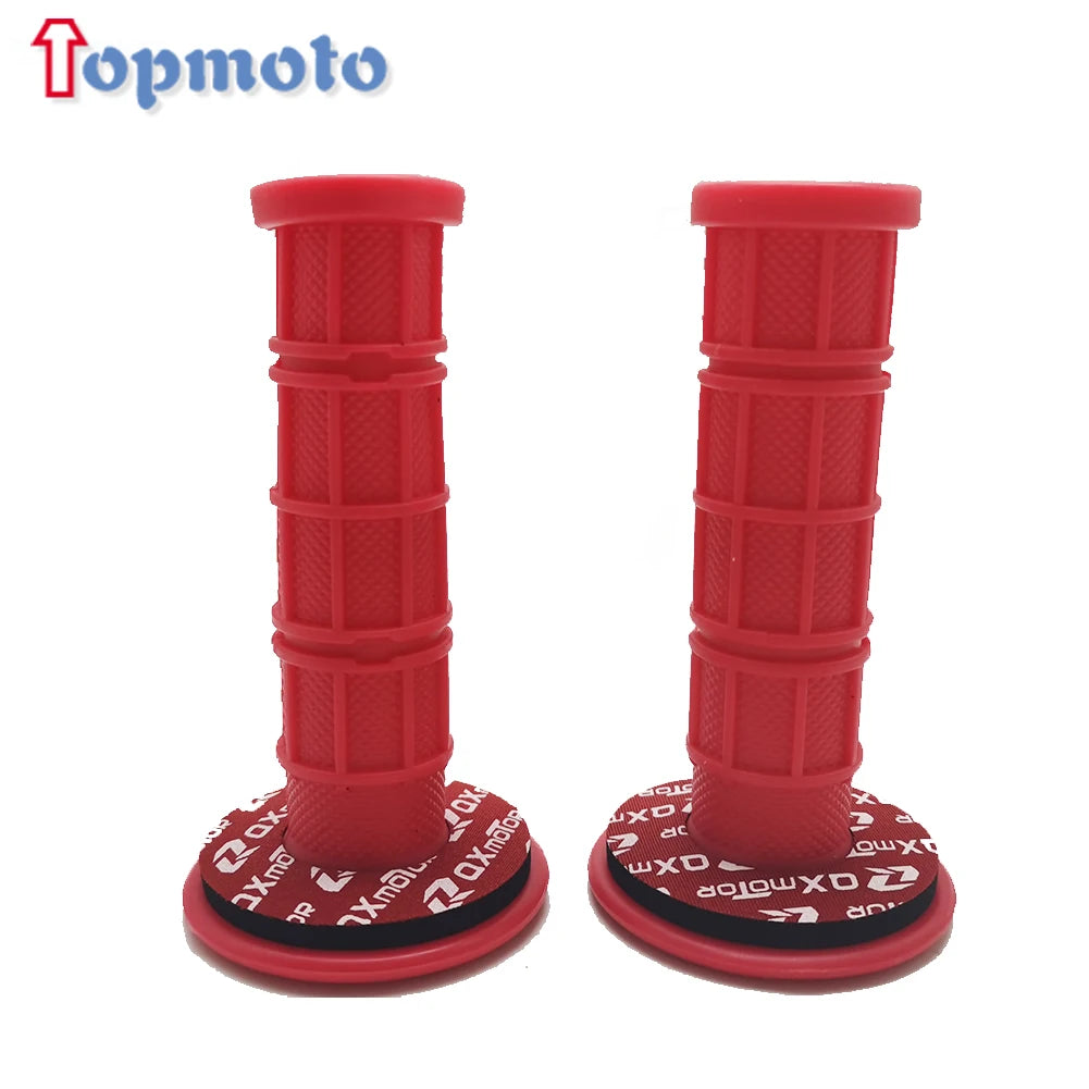 Une paire de poignées en silicone rouges pour guidons de vélos tout-terrain, vues verticalement.