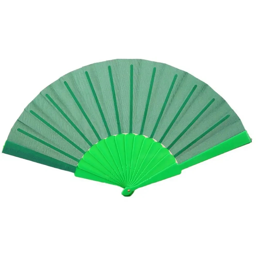 Klappfächer mit grünen und limettengrünen Lamellen, geöffnet.