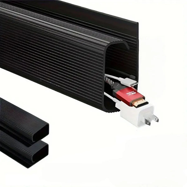 Schwarzer Kabelorganizer unter dem Schreibtisch mit Gleitmechanismus und selbstklebendem Rückwand.