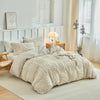 Beige, gestanztes Blumen-Duvetcover-Set auf einem Bett mit weißer Bettwäsche und natürlichen Holzakzenten.