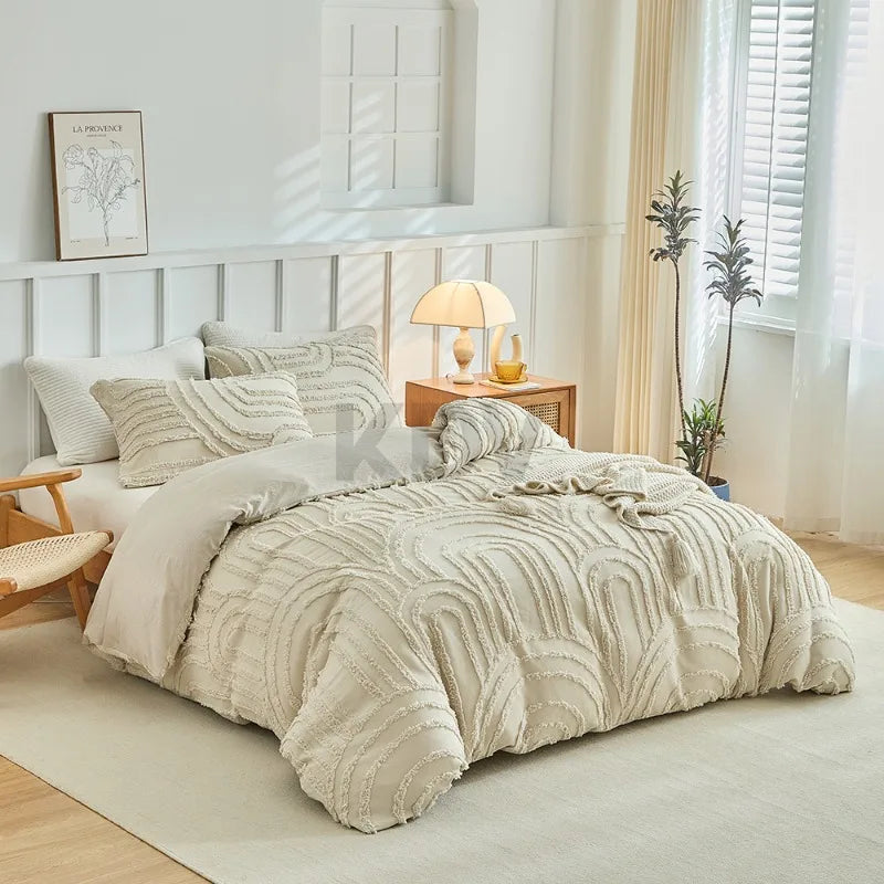 Beige, gestanztes Blumen-Duvetcover-Set auf einem Bett mit weißer Bettwäsche und natürlichen Holzakzenten.