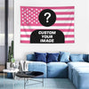 Pink-weiß gestreifte Flaggen-Tapestry mit einem großen schwarzen Fragezeichen auf weißem Hintergrund.