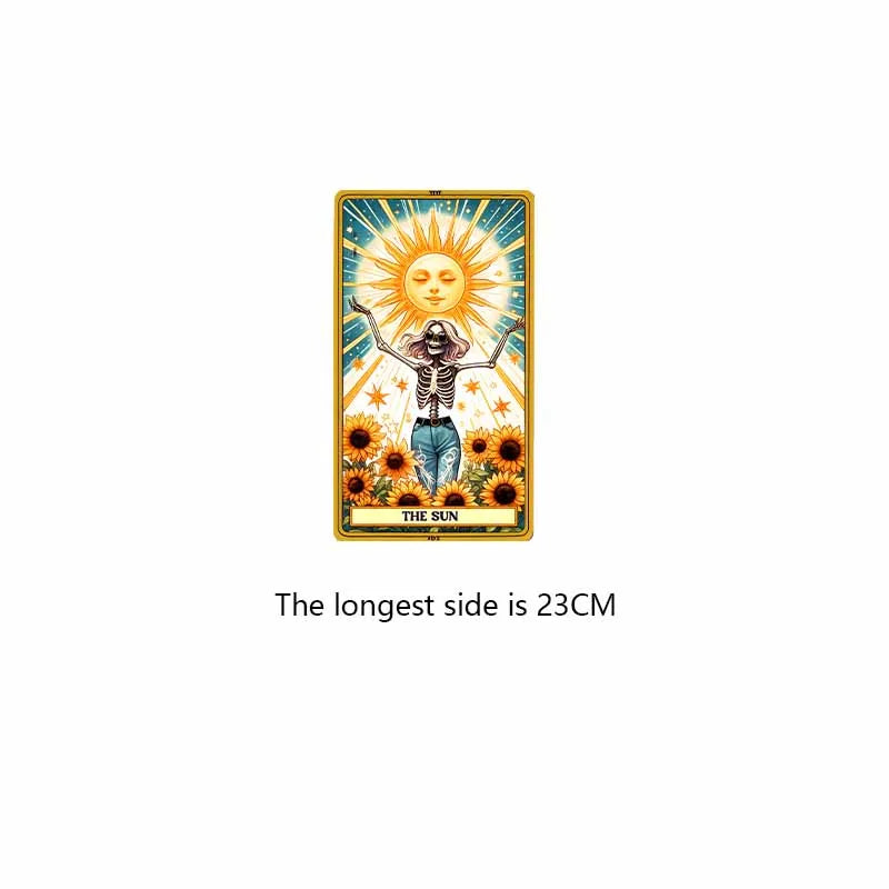 Carte de tarot avec un motif de soleil et une figure squelette sur une carte rectangulaire.