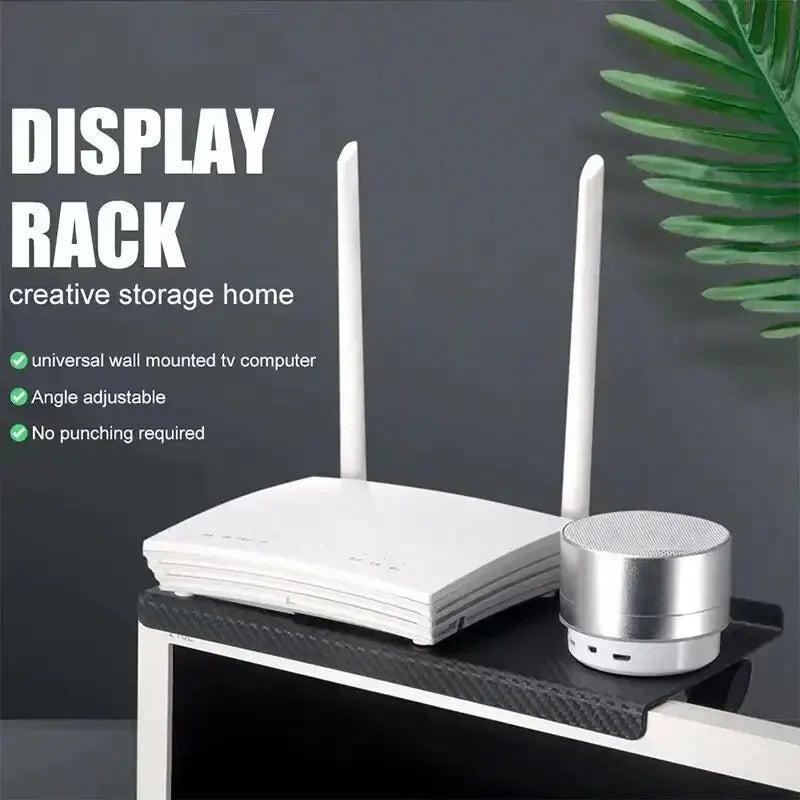 Weiße Display-Regale montiert auf einem Regal mit zwei vertikalen Ständern für Computer- oder TV-Bildschirme.