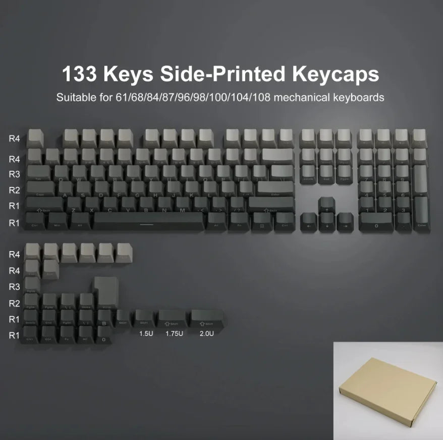Ein Set von 133 seitlich gedruckten PBT-Keycaps für mechanische Tastaturen, gezeigt in verschiedenen Layouts und als losem Se