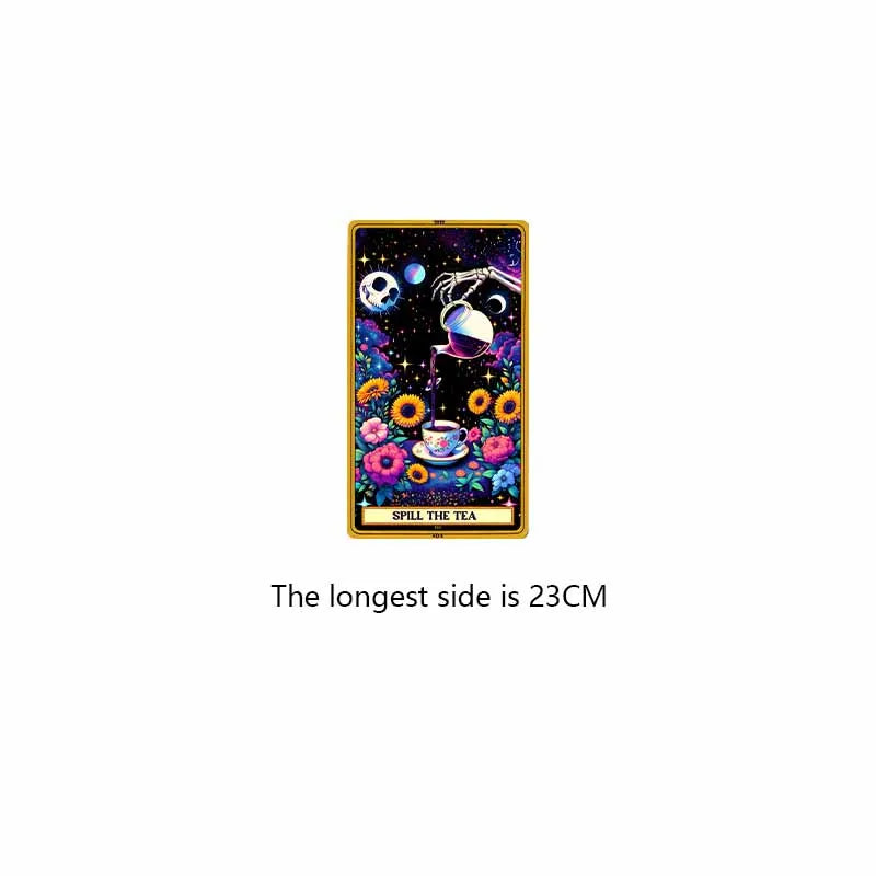 Carte de tarot colorée avec éléments célestes et la silhouette d'une main tenant une tasse.