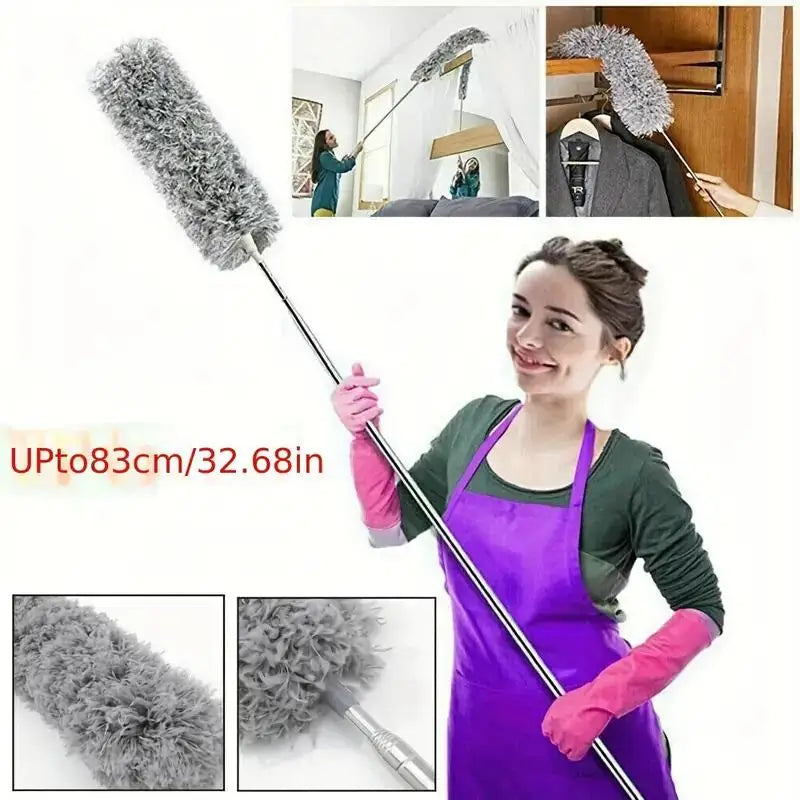 Une femme tient un chiffon microfibre extensible à poils doux, en démontrant son utilisation.