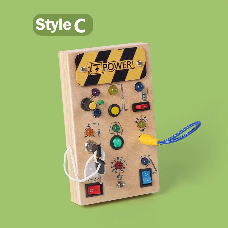 Table de radio en bois avec composants électroniques et indicateur d'alimentation.