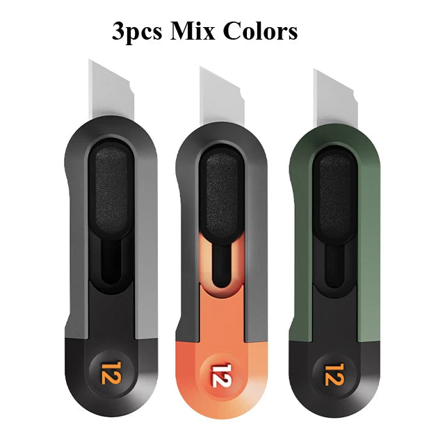 Trois petits couteaux utilitaires compacts de couleurs différentes : noir, orange et vert, montrés côte à côte