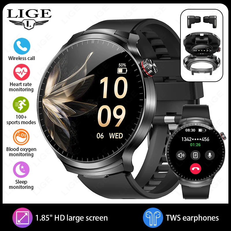 Montre connectée noire affichant un cadran numérique, à côté d'un écouteur TWS noir.