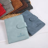 Collection de porte-passeport en cuir dans diverses nuances, rouge, marron et bleu-vert.