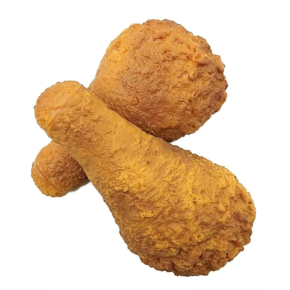 Realistisches Lebensmittel-Pressspielzeug, das eine frittierte Hähnchenkeule simuliert.