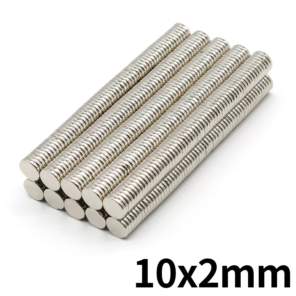 Haufen silberner zylindrischer Permanentmagnete mit 10x2mm Größe
